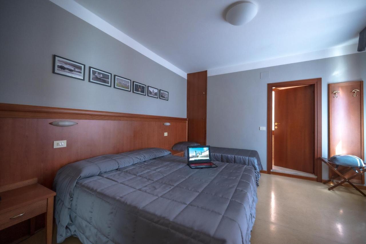 Hotel Moderno Ассизи Экстерьер фото