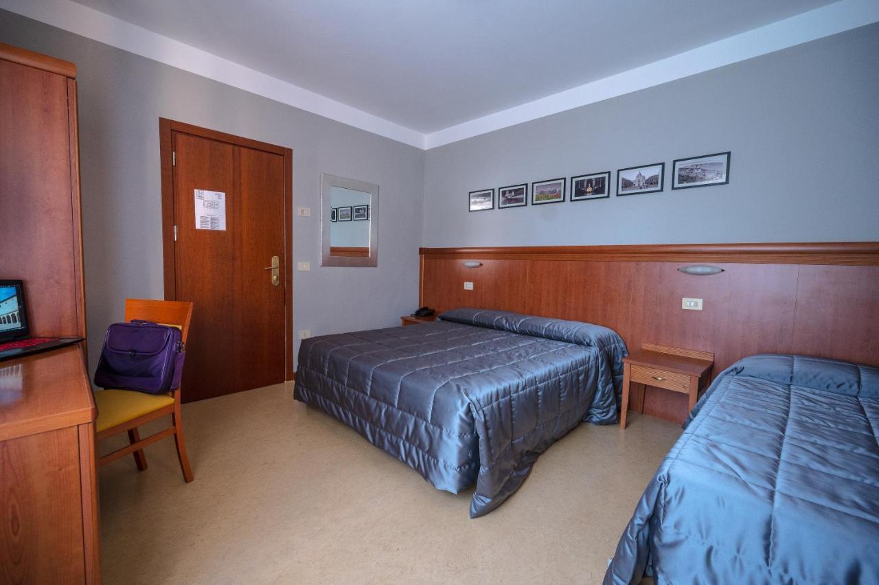 Hotel Moderno Ассизи Экстерьер фото