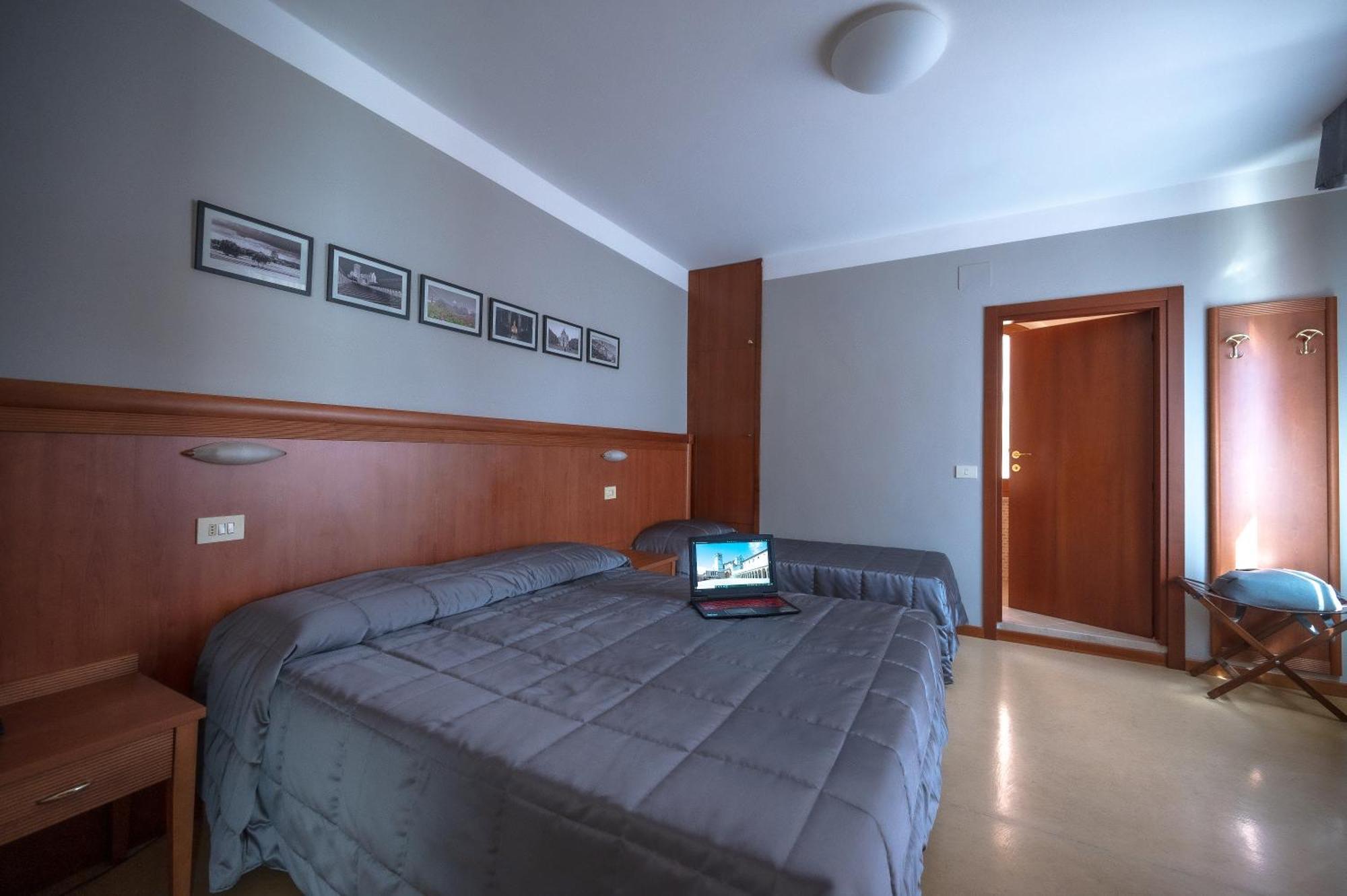 Hotel Moderno Ассизи Экстерьер фото